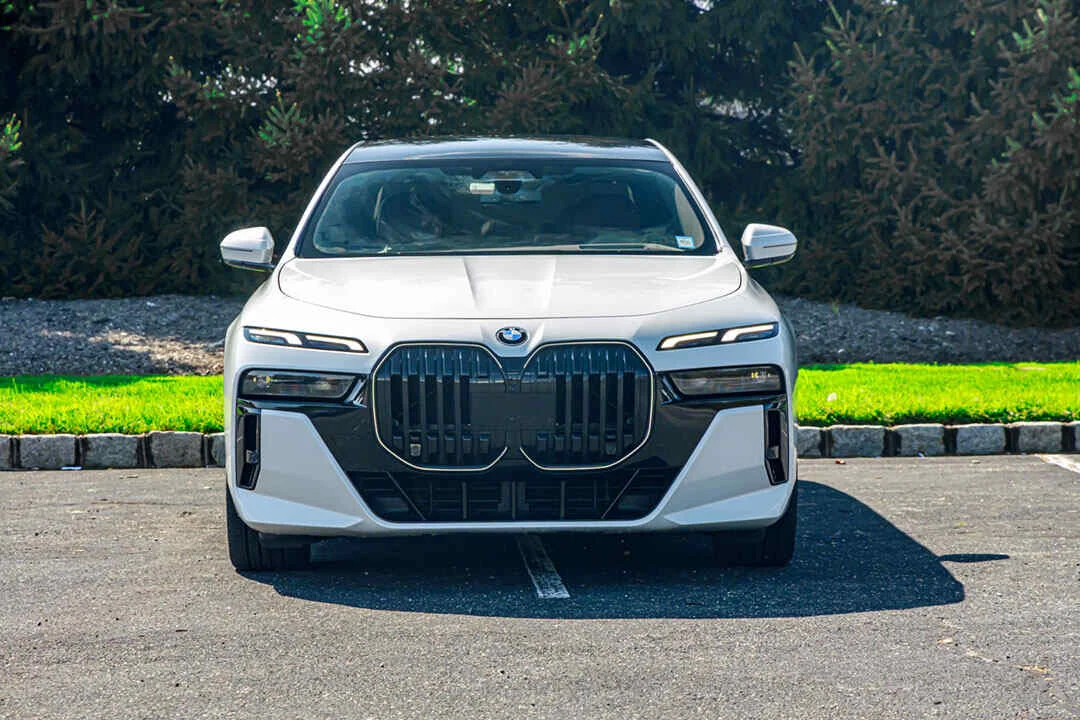 BMW 760i xDrive photo 2