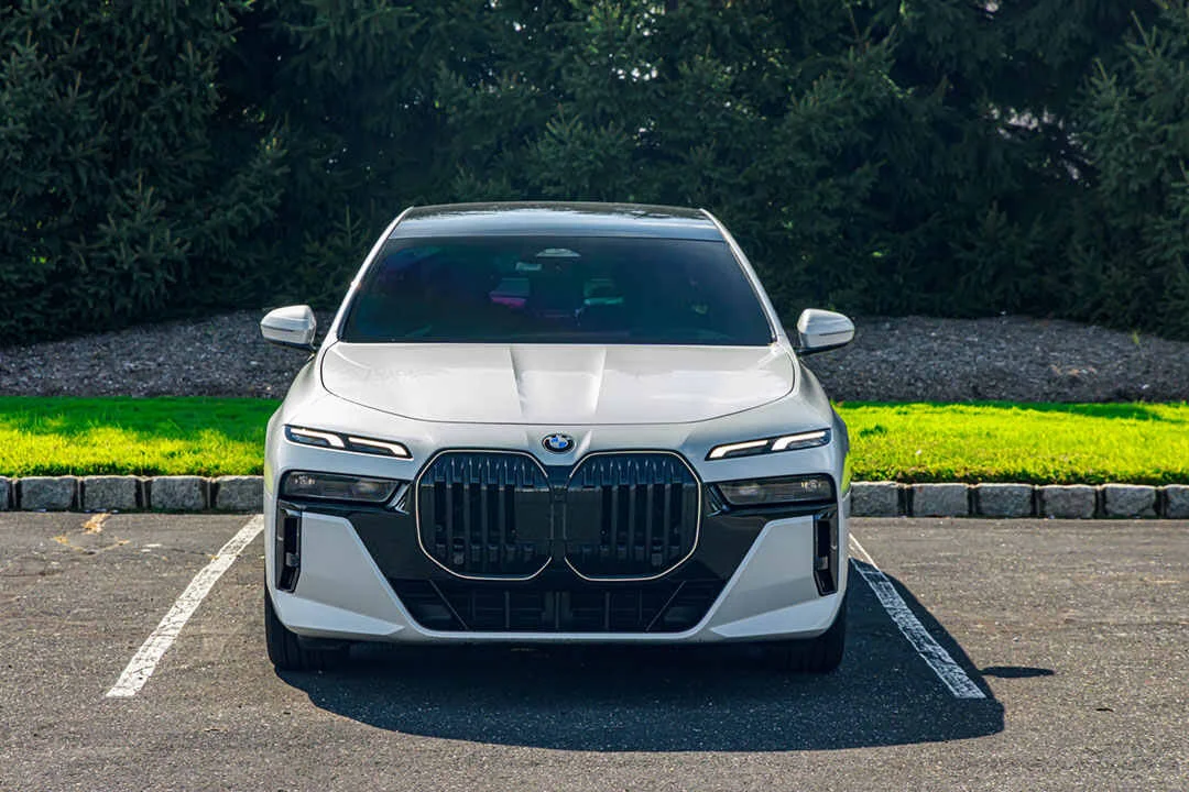 BMW 740i photo 2