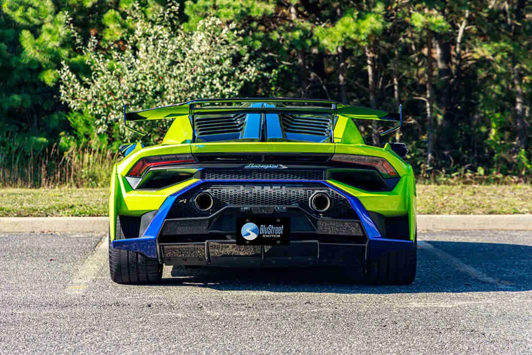 Lamborghini Huracan STO photo 3