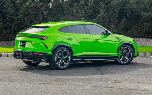 Lamborghini Urus Slime Green