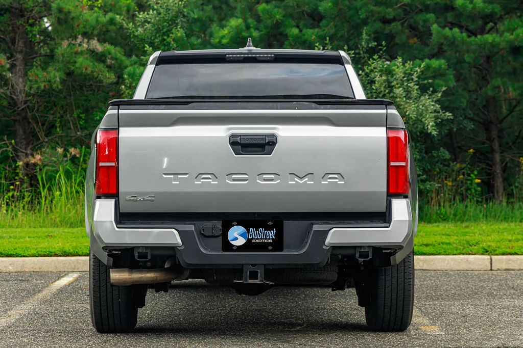 Toyota Tacoma photo 3