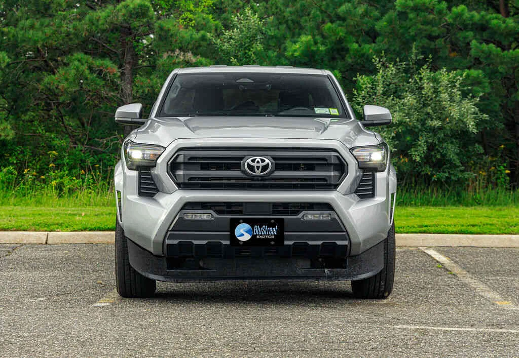 Toyota Tacoma photo 2