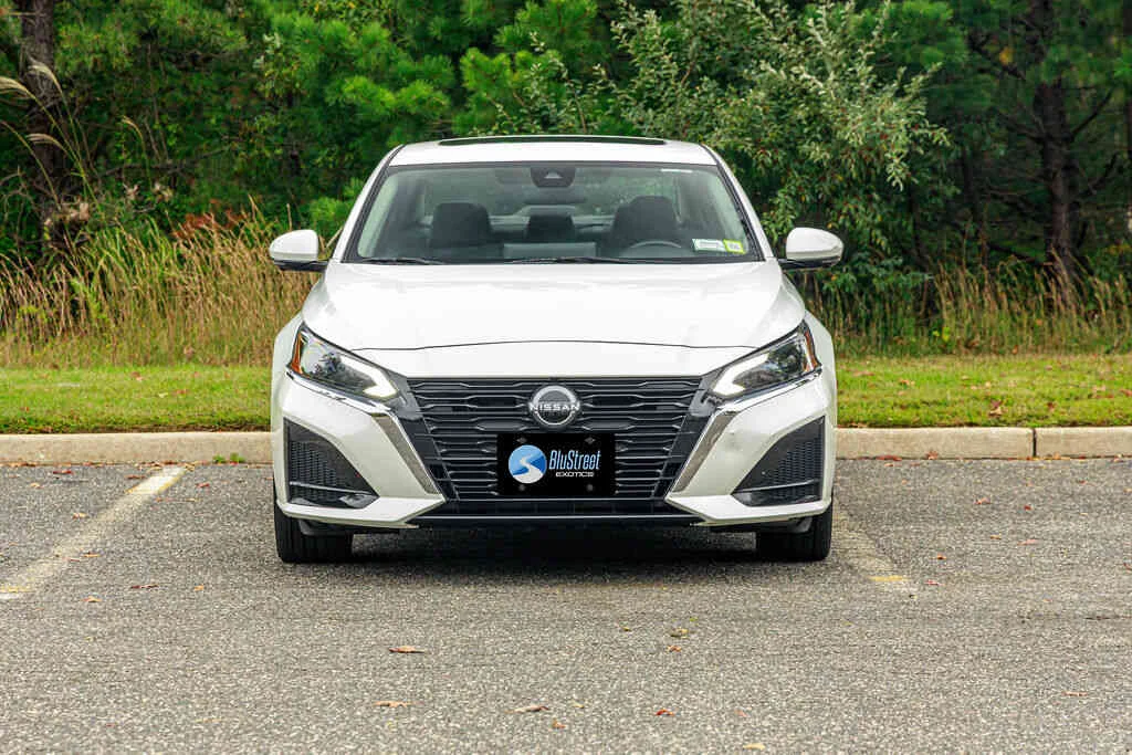 Nissan Altima photo 2