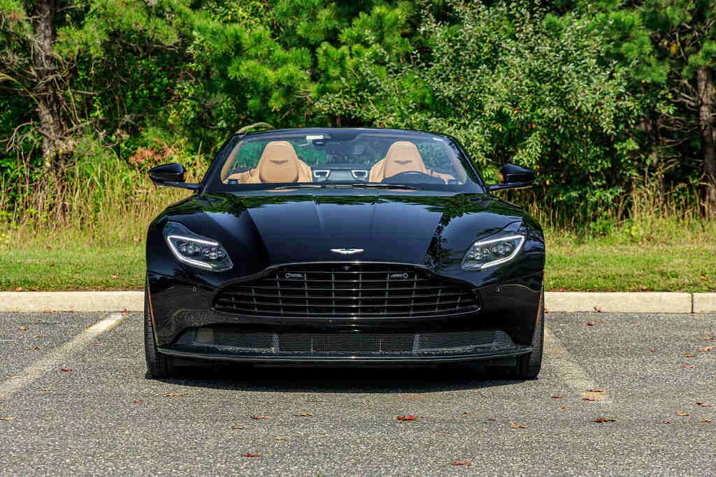 Aston Martin DB11 photo 2