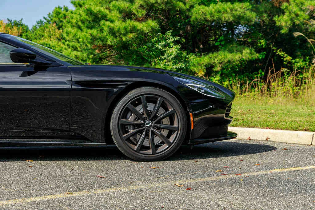 Aston Martin DB11 photo 8