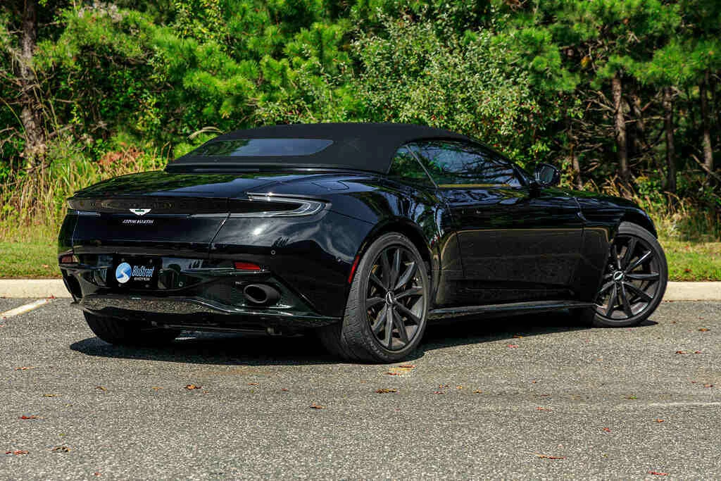 Aston Martin DB11 photo 4